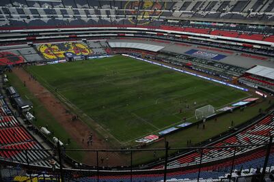 Colocan césped nuevo para mejorar el campo del Estadio Azteca