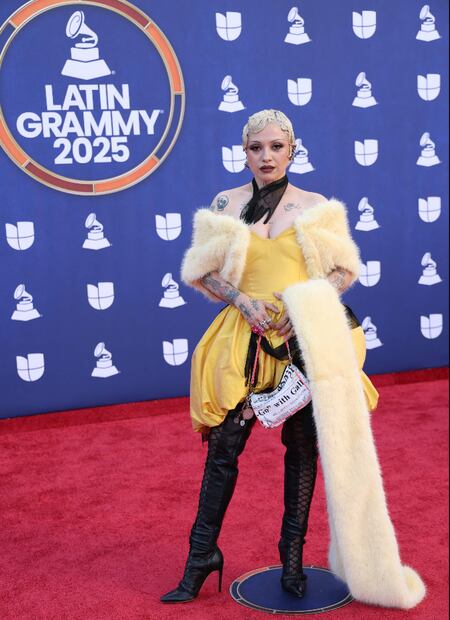 La cantautora chilena Mon Laferte asistió a los Premios Grammy 2025.Foto: Michael Tran / AFP