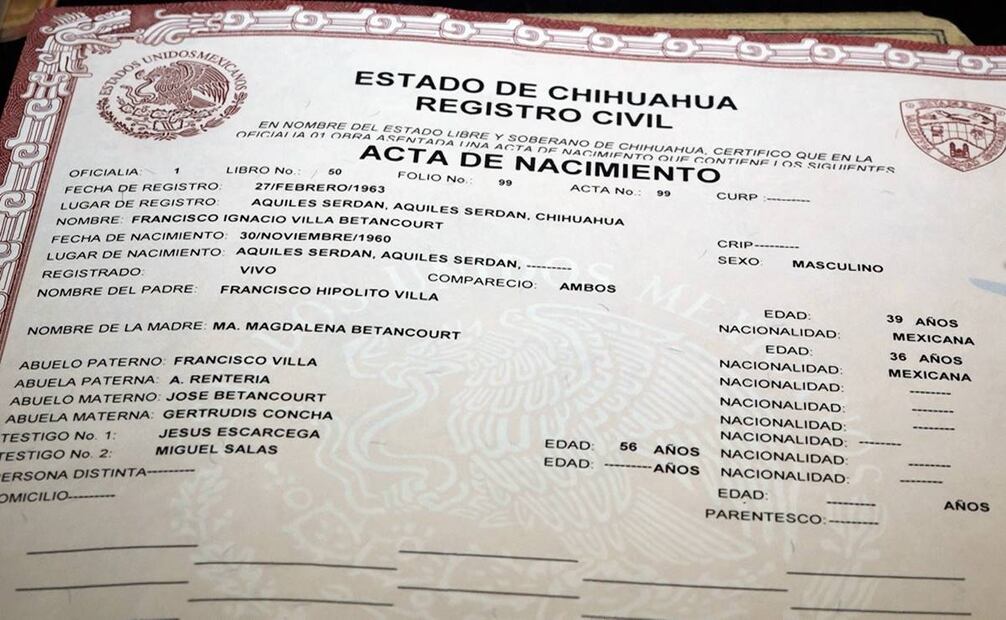 Acercamiento del Acta de Nacimiento de Francisco Ignacio Villa Betancourt, nieto del Centauro del Norte Francisco Villa, quien nació en noviembre de 1960 y fue registrado en 1963. En el documento se pueden leer los nombres de sus padres: Francisco Hipólito Villa, hijo del caudillo, el nombre de su madre: Ma. Magdalena Betancourt, su abuela Autreberta Rentería y su abuelo Francisco Villa, el luchador revolucionario. Foto: Diego Prado/EL UNIVERSAL.