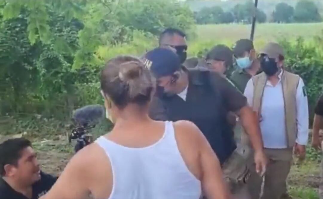Agente de migración empujó y tiró a reportero que cubría un operativo para detener migrantes en Chiapas. Foto: captura de video 