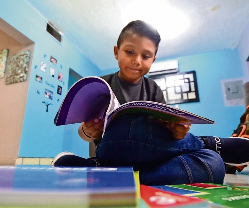 Evan prepara sus libretas y útiles nuevos para el regreso a clases. Dice que lo que más extrañará de estar en casa son los videojuegos. Foto: Paola Gamboa/EL UNIVERSAL
