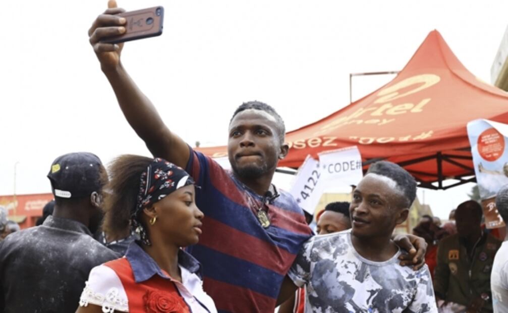 Sobreviviente del ébola cumplirá promesa a su madre de ir a la universidad en el Congo