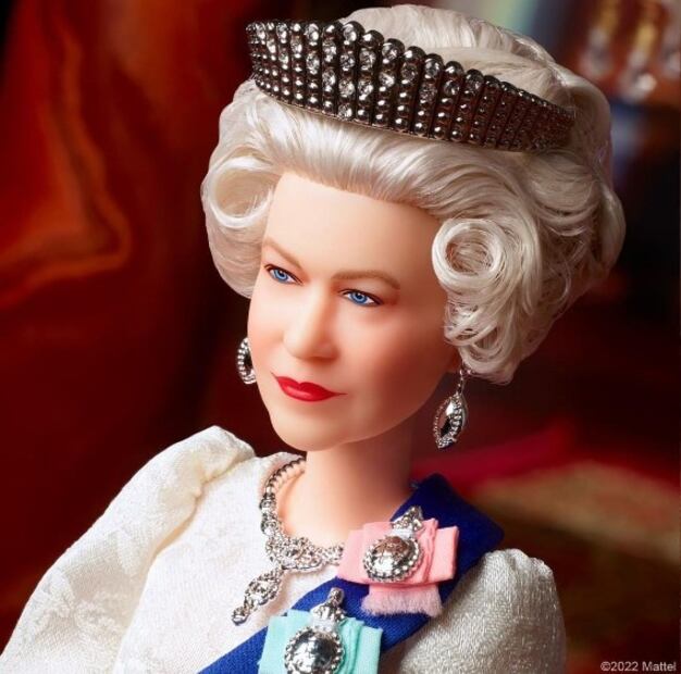 La reina Isabel ya tiene Barbie