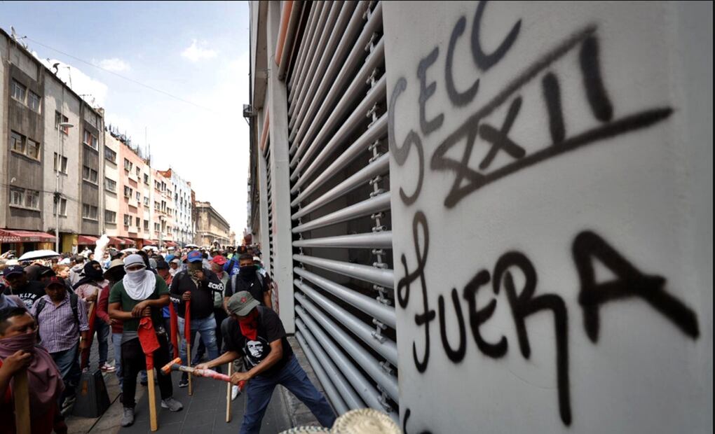 Con mazos, maestros de la CNTE intentan abrir la puerta del SNTE en el Centro Histórico de la Ciudad de México, el 5 de junio de 2025. Foto: Diego Simón Sánchez/EL UNIVERSAL