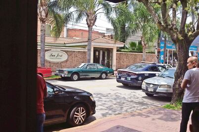 Suman ocho muertos por ataque a tiros en funeraria