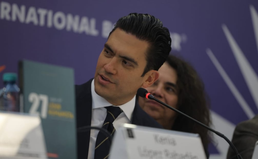 Jorge Romero durante la presentación de los libros “El poder desmedido: cómo se desmanteló la democracia en México” y “27 Reglas del Líder Humanista” en la FIL Guadalajara este domingo 30 de noviembre de 2025. Foto: Gabriel Pano/ EL UNIVERSAL