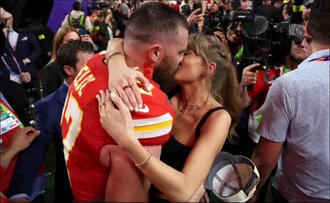 Travis Kelce y Taylor Swift se besan en el Super Bowl LVIII. FOTO: Captura