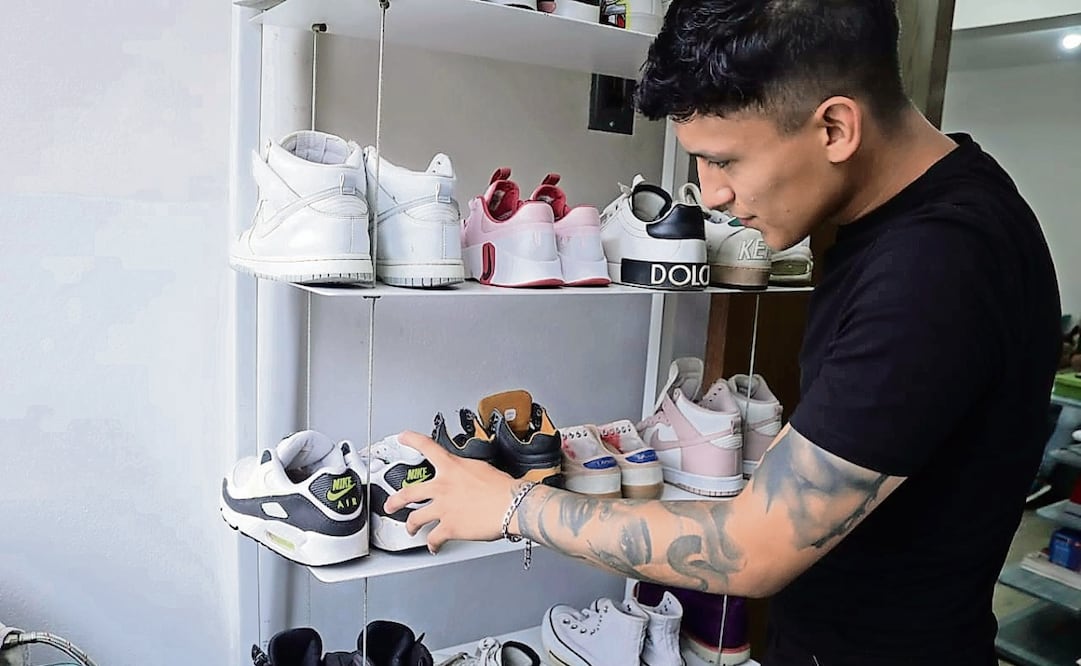 El estudiante de Publicidad en la UNAM comenzó su negocio de limpieza y personalización de calzado deportivo anunciándose a través de redes sociales. Foto: Fernanda Rojas / EL UNIVERSAL
