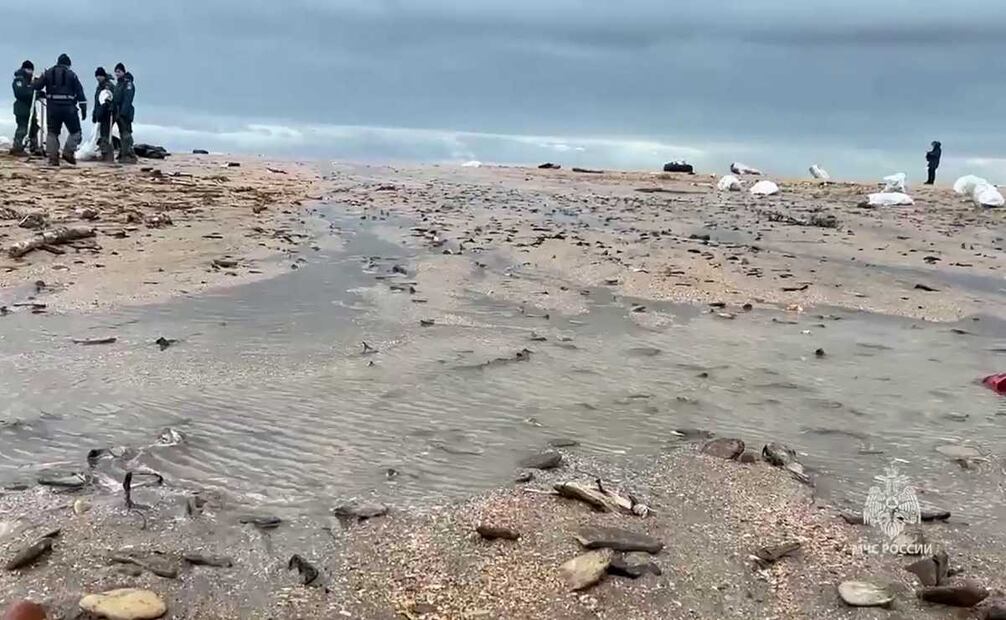 En esta imagen tomada de un material publicado por el Ministerio de Emergencias de Rusia el 17 de diciembre de 2024, los rescatistas responden a un derrame de petróleo a lo largo de la costa del Mar Negro, causado por el naufragio de dos petroleros, uno de los cuales se rompió, en una tormenta en el estrecho de Kerch, entre Crimea y la región de Krasnodar, en el sur de Rusia, el 15 de diciembre. Foto: AFP