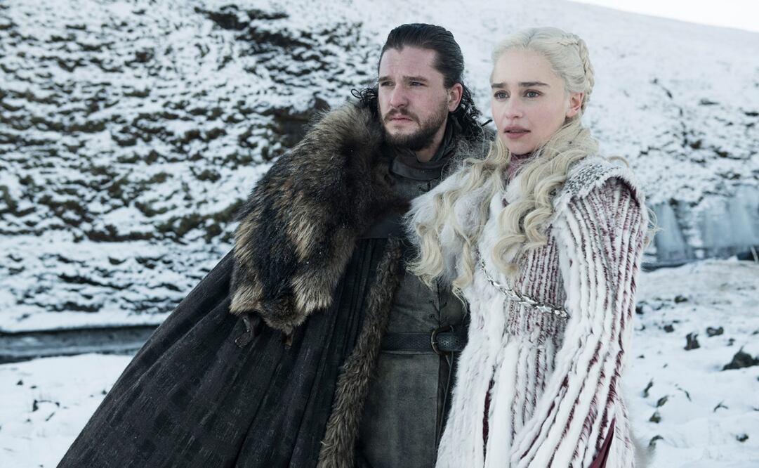 Kit Harington como Jon Snow, a la izquierda, y a Emilia Clarke como Daenerys Targaryen en una escena de "Game of Thrones". Foto: AP/ HB0 vía Archivo El Universal