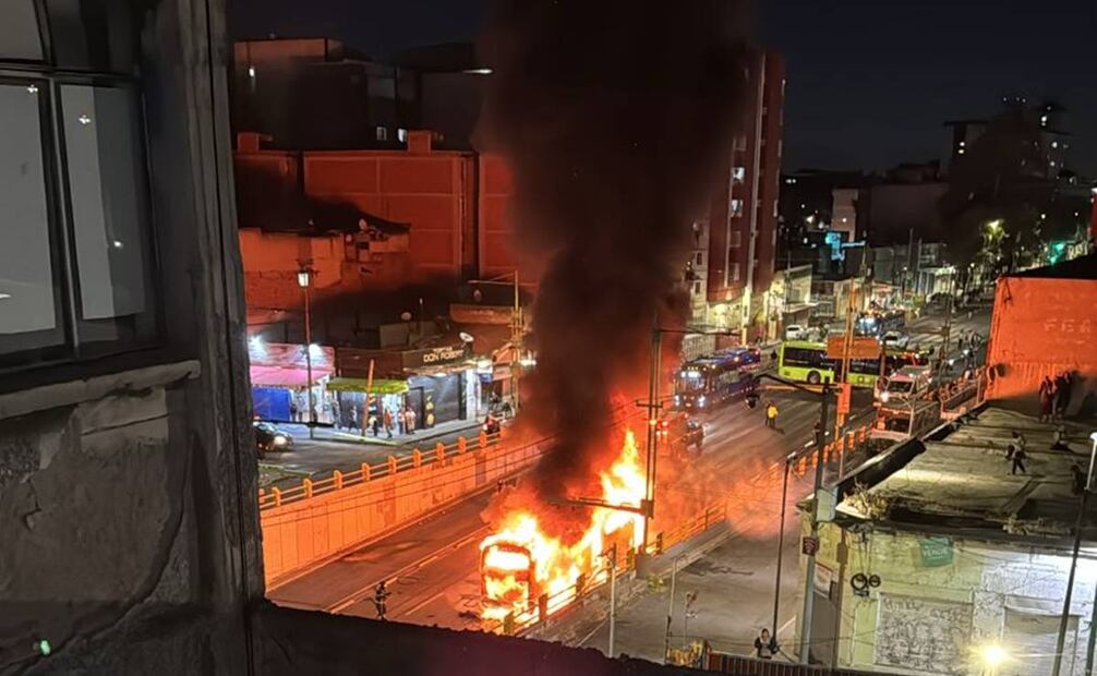 Incendio de unidad de RTP en Eje Central noche del domingo 24 de noviembre/ Foto: Especial