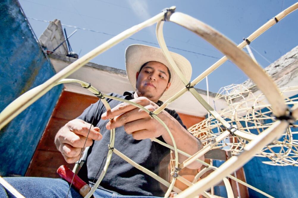 José Ángel Romero Hernández elabora una figura de Judas para participar en el concurso del museo Nishizawa. La pieza refleja la matanza de los tiburones y la devastación del ecosistema marino. JORGE ALVARADO. EL UNIVERSAL