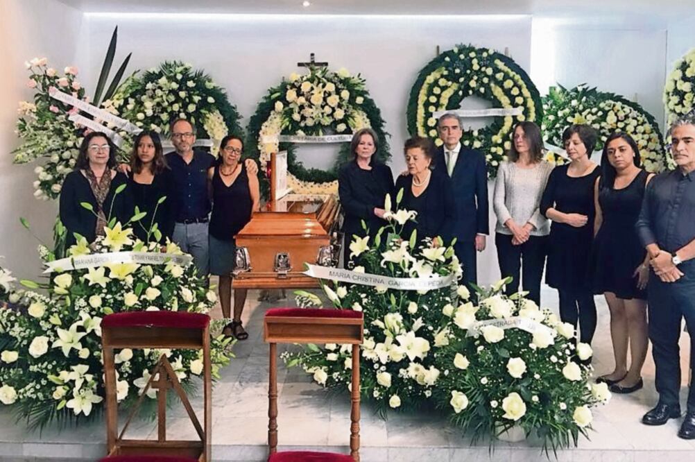 El cuerpo del arquitecto será cremado hoy, al medio día. En la imágen, acompañan a su familia el secretario de Cultura, Rafael Tovar y de Teresa, y el arquitecto Felipe Leal (CORTESÍA SECRETARÍA DE CULTURA)