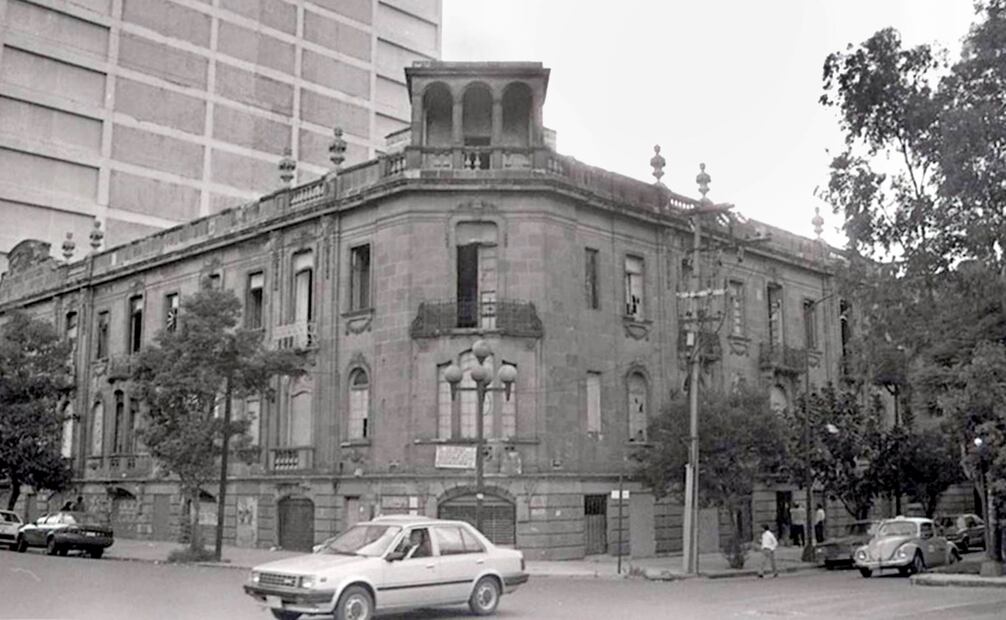 El edificio Balmori vio el inicio de su demolición (para construir un Superama) en 1990, pero artistas liderados por Aldo Flores lo defendieron. Archivo EL UNIVERSAL.