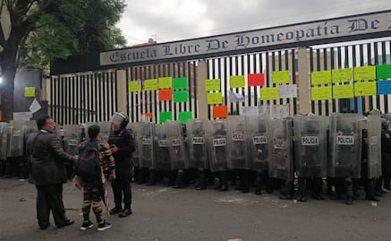 Vecinos de Peralvillo se enfrentan con policías; rechazan que Escuela Libre de Homeopatía sea usada como albergue migrante