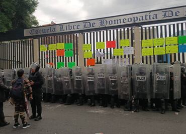 Vecinos de Peralvillo se enfrentan con policías; rechazan que Escuela Libre de Homeopatía sea usada como albergue migrante