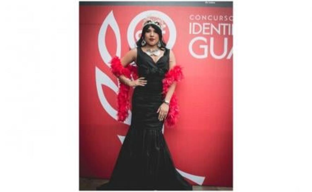 Primera mujer transgénero recibe título de licenciada en Guanajuato