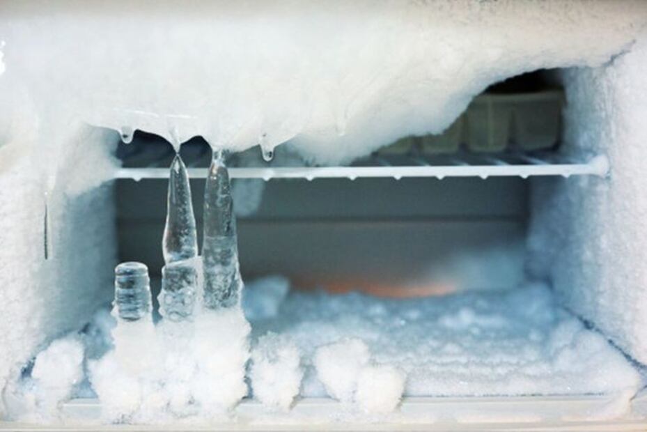 Con estos métodos, puedes eliminar el exceso de hielo sin la molestia de descongelarla. Fuente: Freepik.