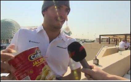 ‘Checo’ Pérez regala chiles jalapeños en intercambio navideño