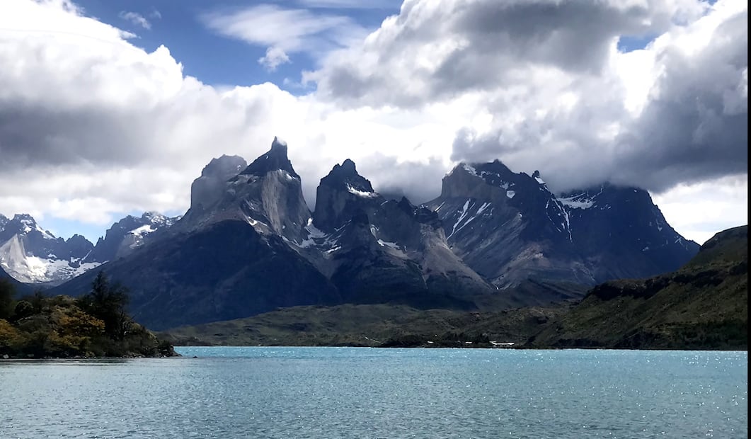 Imagen del Parque Nacional Torres del Paine considerado una de las siete maravillas naturales del mundo y santuario para alpinistas en la Patagonia, el 24 de diciembre de 2022. Dos excursionistas mexicanos fallecieron en el parque y otros siete, cuyas nacionalidades se desconocen, están desaparecidos dentro del lugar, según confirmó este martes la Delegación Presidencial de la zona. Foto: EFE