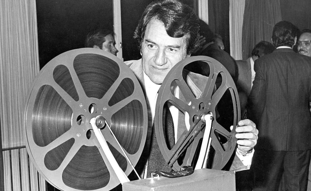 Ramón Bravo Prieto en los años 70, mostrando su trabajo como documentalista marino. Según su nieta, el buzo “siempre que salía, llevaba su equipo y filmaba o grababa el paseo que iba dando, así sacó sus primeros documentales. Tenía un mundo de cámaras para agua, exteriores y de lentes”. Foto: Archivo EL UNIVERSAL.