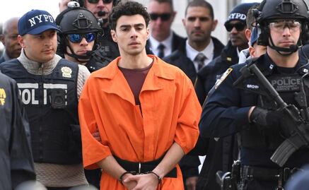 Mangione ya está en Nueva York, donde le imputan cargos de asesinato, armas y acoso; podría ser sentenciado a muerte