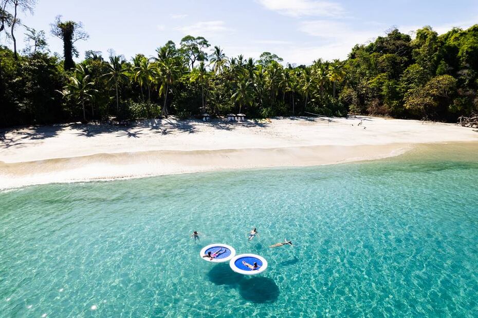 Es posible visitar playas lejanas de diferentes tonalidades de azul. El viaje se hace a bordo de un yate de lujo.