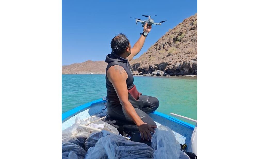 Biólogo utiliza dron para monitoreo costero durante la expedición. | Crédito: Yamili Carmona