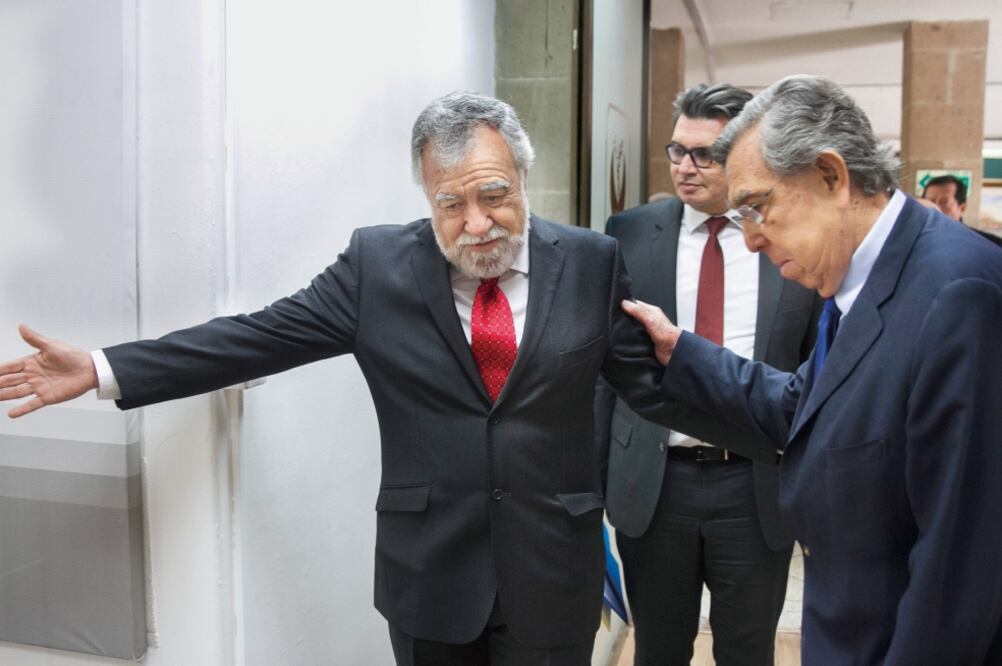 El coordinador de Asuntos Internacionales, Cuauhtémoc Cárdenas, se reunió ayer con el presidente de la Asamblea Constituyente, Alejandro Encinas (MOISÉS PABLO. CUARTOSCURO)