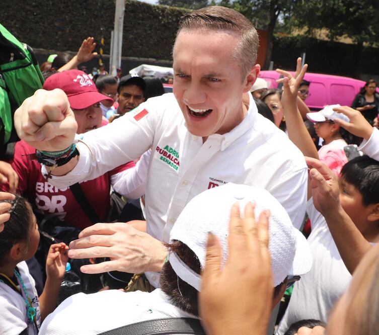 Adrián Rubalcava junto a los vecinos de la alcaldía Cuajimalpa Foto Especial