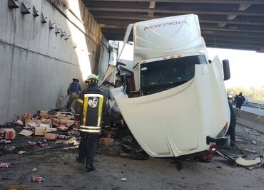 Tráiler que transportaba “sueros” vuelca en la carretera Lechería-Texcoco