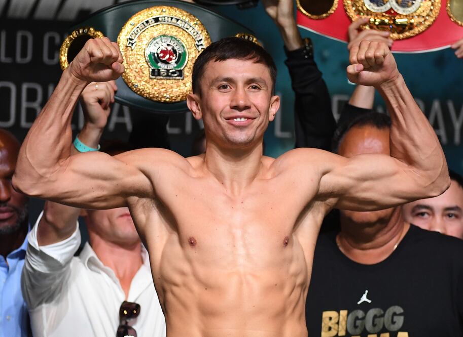 Xinhua. El pugilista Gennady Golovkin (frente), de Kazajistán, posa durante la ceremonia de pesaje 