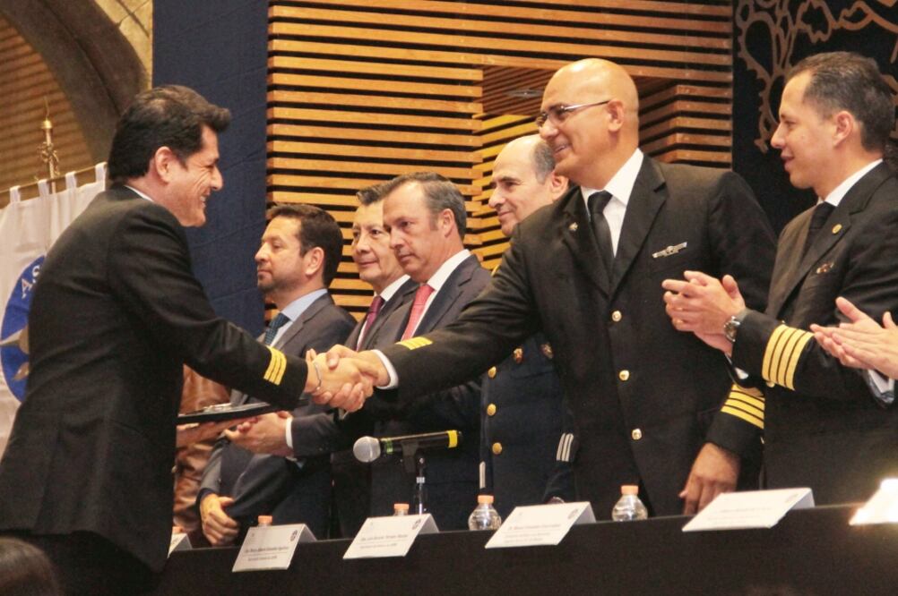 Mario Alberto González Aguilera encabezó la asamblea conmemorativa por la Fundación de la Asociación Sindical de Pilotos Aviadores, donde se entregaron reconocimientos y se tomó protesta a nuevos integrantes del gremio (JUAN BOITES. EL UNIVERSAL)