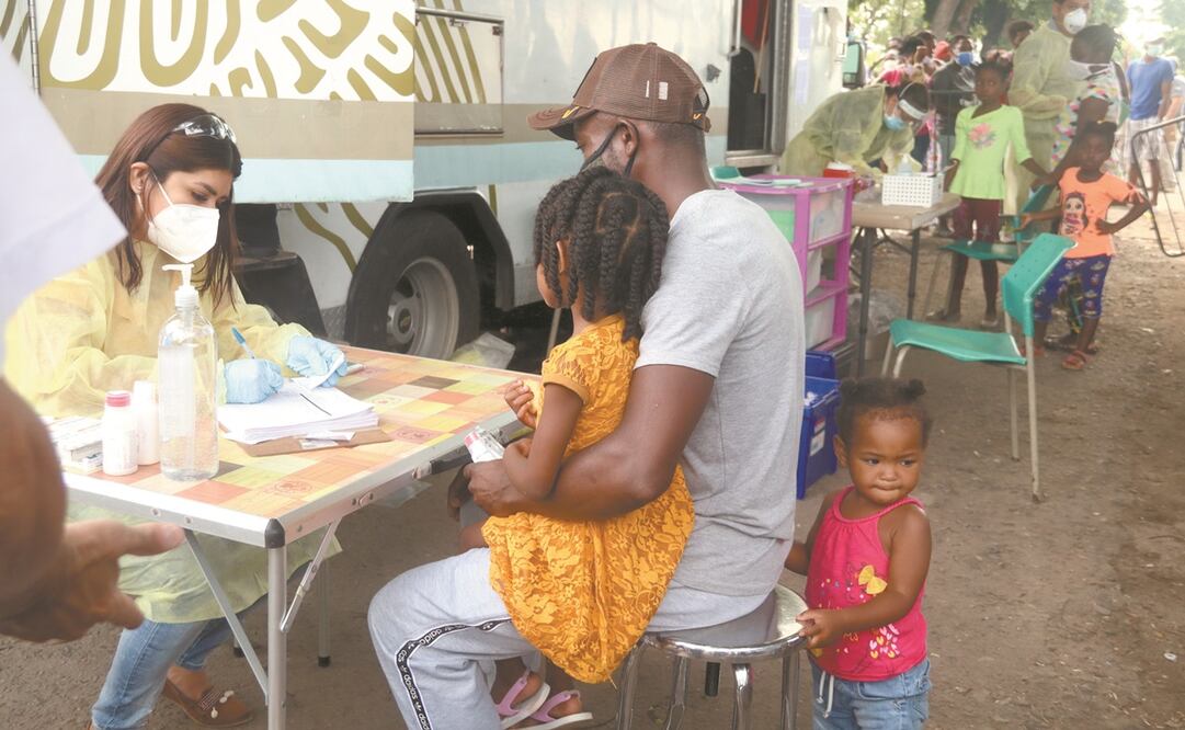 Decenas de migrantes, en su mayoría madres y padres con niños pequeños, acudieron a la clínica móvil que se instaló afuera de la sede de la Comisión Mexicana de Ayuda a Refugiados (Comar), en Tapachula, Chiapas. Foto: María de Jesús Peters. El Universal