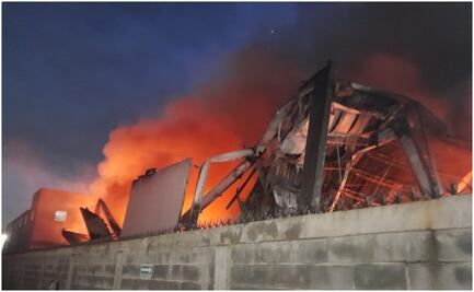 Reportan incendio en bodega de Escobedo, Nuevo León; desalojan a 170 personas