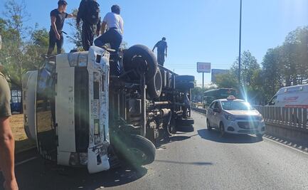 Accidente en Viaducto Tlalpan; camión de carga volcó tras impactarse con muro de contención
