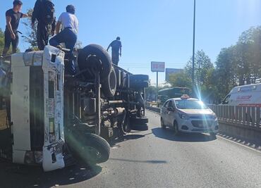 Accidente en Viaducto Tlalpan; camión de carga volcó tras impactarse con muro de contención