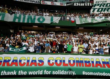 Brasileños rinden homenaje al Chapecoense