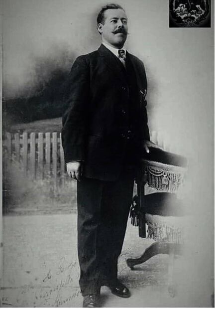 Aquí el general Francisco Villa en la Ciudad de México durante su luna de miel con Luz Corral, en 1911. Por más de ocho década se ha identificado a esta imagen como el día en que Villa tomó posesión como gobernador de Chihuahua, siendo esto un error. Cortesía Mario Alberto Trillo.