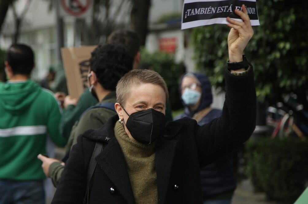 Catherine Andrews se manifiesta afuera del Conacyt. Foto: El Universal / Carlos Mejía 