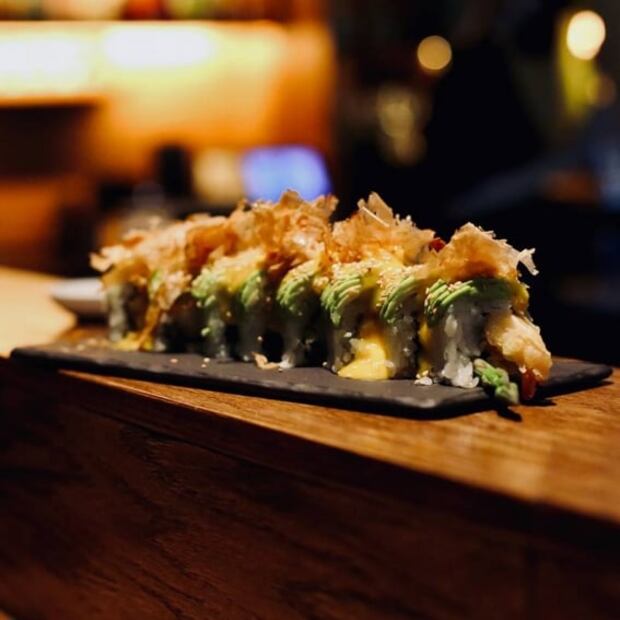 Celebra el día del sushi maridando tus rollos con estos drinks