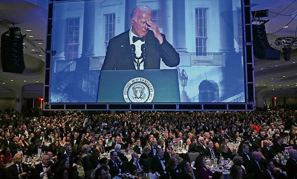 El presidente estadounidense Joe Biden, durante la cena de la Asociación de Corresponsales de la Casa Blanca (WHCA) en el Washington Hilton, en Washington Foto: AP