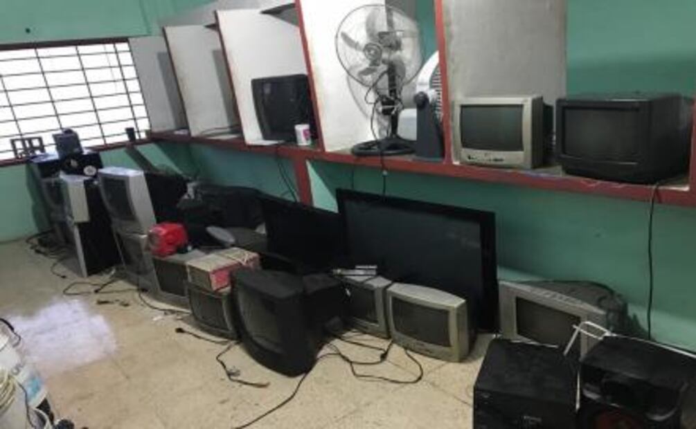 Aseguran teles, estéreos y hasta frigobar en penal de Veracruz
