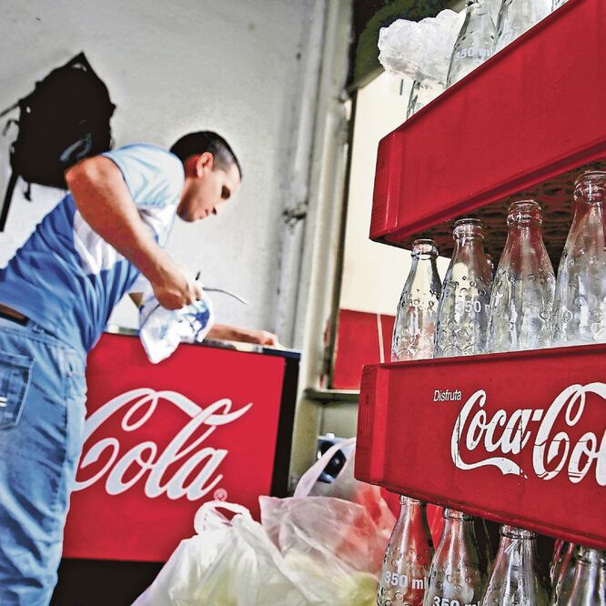Arca Continental, empresa embotelladora de marcas como Coca-Cola, puede lograr un incremento de ventas de 2.18% en el segundo trimestre de 2019. ARCHIVO EL UNIVERSAL