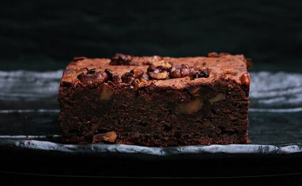 Hornea un brownie vegano con frijoles negros