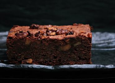 Hornea un brownie vegano con frijoles negros
