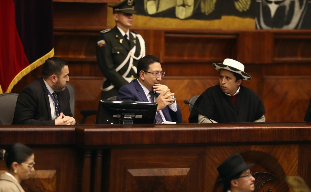 El presidente de la Asamblea Nacional, Virgilio Saquicela, habla durante la apertura de la sesión parlamentaria hoy, en Quito (Ecuador). Foto: EFE
