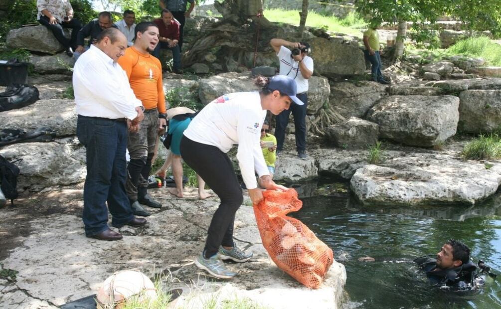 Inicia estrategia para proteger cenotes en Yucatán; limpian cuerpo de agua en Sanahcat. Foto: Especial