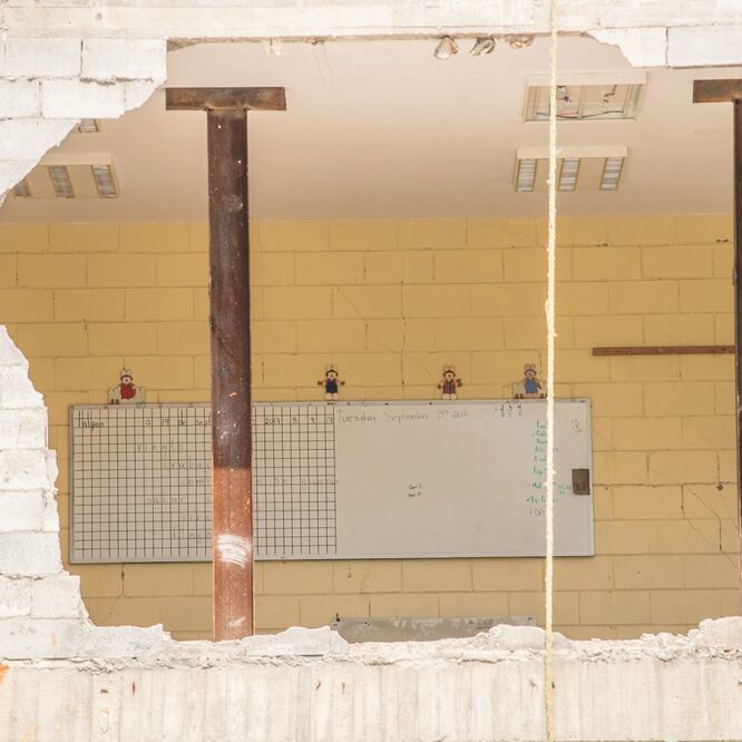 En uno de los pizarrones de las aulas del Colegio Rébsamen quedó escrita la fecha en la que ocurrió el temblor. Germán Espinosa/EL UNIVERSAL