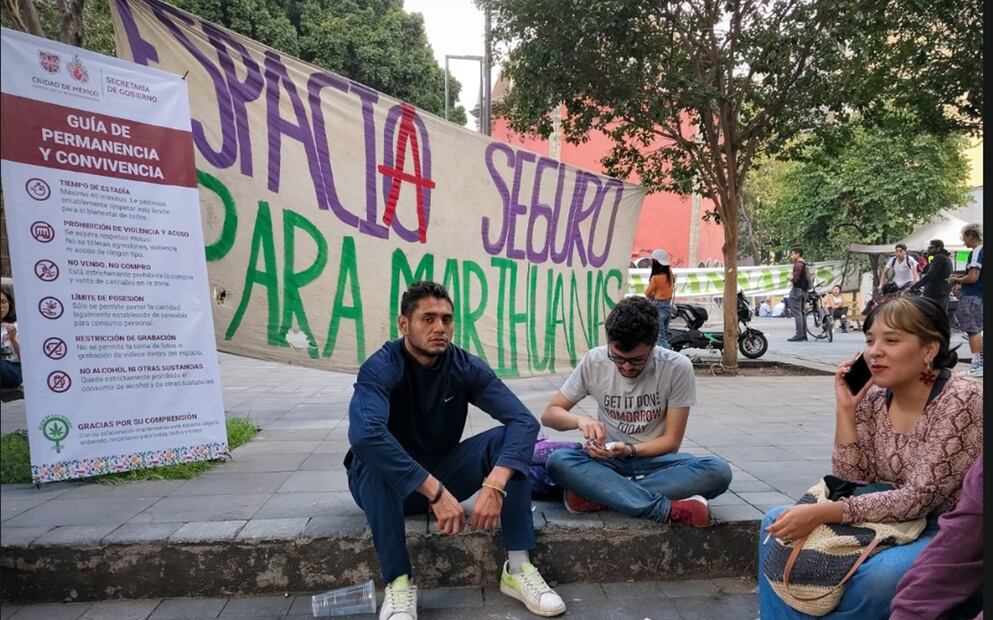 En la Plaza de la Concepción, en Belisario Domínguez casi esquina con Eje Central, colonia Centro, se encuentra desde el lunes una de las zonas acordadas con el Gobierno de la CDMX para el consumo lúdico de la marihuana, el 6 de agosto de 2025. Foto: Luis Camacho/EL UNIVERSAL
